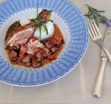 Выкладываем на курицу обжаренные шампиньоны, накрываем крышкой, встряхиваем и тушим на медленном огне 30-40 минут, периодически встряхивая. Добавляем соль и сахар по вкусу. Блюдо готово, подаем горячим на стол с любым любимым гарниром.