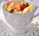 Горячие вареники поливаем соусом и подаем на стол. Приятного аппетита!