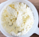 Взбиваем творог миксером до однородной массы. Растапливаем сливочное масло.