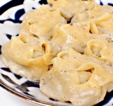 Готовое блюдо приправляем черным молотым перцем и подаем со сметаной.