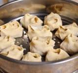 Доводим воду в пароварке до кипения, помещаем туда манты и готовим на паровой бане в течении 45 минут.