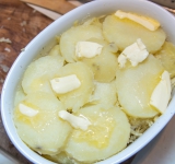 И затем оставшуюся картошку, посолите, поперчите, положите немного сливочного масла и посыпьте сыром.	