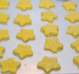 Разогреваем духовку до 180 градусов. Тесто вынимаем из холодильника и даем еще 15 минут постоять. Раскатываем его в пласт толщиной 3-4 мм, и формочками вырезаем печенье.	