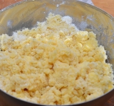 Вымешиваем крошкообразное тесто.	