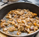 В это время разогрейте сковороду со сливочным маслом, добавьте грибы (размороженные и порезанные на небольшие кусочки), посолите, поперчите, добавьте сушеный тимьян и готовьте на среднем огне около 5-6 минут.