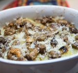 Охладите слегка и наслаждайте самой вкусной запеченной картошечкой с грибами!
Приятного аппетита!