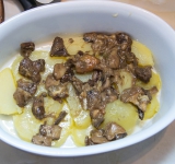 Жаропрочное блюдо смажьте сливочным маслом, вниз выложите слой картошки, затем положите немного сливочного масла и посолите, затем слой грибов и посыпьте сыром. Повторите слои с оставшимися ингредиентами. Последним слоем должны быть грибы с сыром.