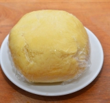 Добавляем желтки и вымешиваем тесто окончательно, скатываем его в шар и заворачиваем в пищевую пленку, отправляем в холодильник на 1 час.	