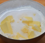 Просеиваем муку и соль в миску, добавляем туда масло и сахар.	