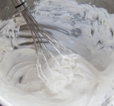 Слегка взбейте белок с щепоткой соли, затем добавляйте сахарную пудру и взбивайте до образования плотных стоящих пиков.	