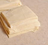 Раскатываем тесто, просыпая мукой, чтобы избежать слипания.