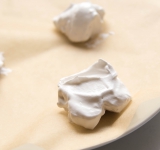 Застелите тарелку бумагой для выпекания и выложите 3 небольших шарика из взбитых белков. Поставьте в микроволновку на максимальную мощность от 1 до 2 минут (в зависимости от мощности микроволновки и размера шарика). Остудите и наслаждайтесь!  
Приятного аппетита!	