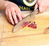 Нарезаем мясо небольшими кусочками, либо пропускаем его через мясорубку чтобы сделать фарш.