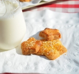 Печенье готово, перекладываем его на тарелку и немного ждем, пока оно не остынет. Зовем домочадцев, пока печенье еще теплое. Со стаканом холодного молока – просто замечательно, совсем как в детстве!	