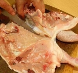 Разделываем курицу удалив кости. От грудинки отделяем небольшие полоски мяса и укладываем их в месте соединения ножек с грудинкой где останется только кожа (это делается для того, чтобы мясо было равномерно распределено).