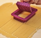 Рабочее место просыпаем мукой и раскатываем одну часть теста в тонкий пласт в 2-3 мм. Раскатываем тесто аккуратно, так как оно очень сильно крошится и ломается. Из теста вырезаем заготовки для печенья, можно использовать разные формочки. Выкладываем заготовки на промазанный сливочным маслом противень и помещаем в предварительно разогретую духовку на 15 минут.	