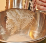 В глубокую через мелкое сито просеиваем муку и разрыхлитель.	