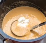 Верните суп в кастрюлю, доведите до кипения и добавьте сметану или жирные сливки. Перемешайте до однородной консистенции, посолите и поперчите, если это необходимо и подавайте к столу.
Приятного аппетита!