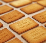 Как только печенье подрумянилось, тут же вынимаем противень. Передерживать печенье не стоит иначе оно будет излишне сухое и ломкое. Печенье готово, подаем к столу.	