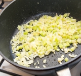 Лук порежьте и обжарьте на сковороде на сливочном масле на умеренно среднем огне в течении 4 минут.