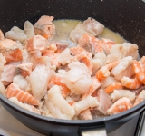 В это время рыбу порежьте на средних размеров кусочки и обжарьте на скороводе в течении 4 минут со всем сторон.