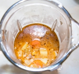 Уберите кастрюлю с плиты. Вытащите лавровый лист и измельчите суп с помощью блендера.