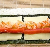 Добавляем в качестве начинки отваренные и почищенные креветки.