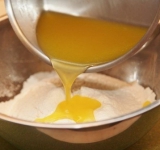 Вливаем в муку остывшую массу.	