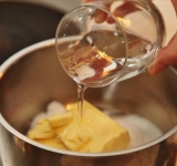 В небольшой кастрюле соединяем сливочное масло, сахарный песок, воду и соль. Ставим кастрюлю на средний огонь, доводим до кипения и тут же снимаем с плиты, даем массе остыть до комнатной температуры.	