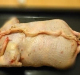 Начиняем курицу фаршем, скрепляем края зубочистками. Обмазываем тушку сверху майонезом.