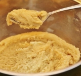 Тщательно перемешиваем до однородной массы и вымешиваем плотное маслянистое тесто.	