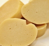 По истечению времени достаем тесто и разрезаем шар на 5-6 частей, для удобства работы.	