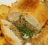 Укладываем курицу на смазанный противень и помещаем в предварительно разогретую духовку. Выпекаем до готовности мяса (1,5-2 часа). Блюдо готово! Подаем на стол.