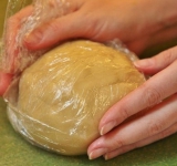 Формируем из теста шар, заворачиваем его в пищевую плетку и отправляем в холодильник на 3 часа.	