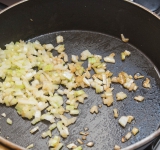 Лук порежьте на небольшие кусочки и обжарьте на сковороде на сливочном масле в течении 4 минут.	