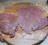 Куриные грудки вымойте и обсушите. Посередине сделайте продольный надрез (но не до конца). Разверните эти надрезы, положите сверху пищевую пленку и аккуратно отбейте грудки, чтобы получилось цельная и тонкая отбитая грудка. Если куриная грудка достаточно большая, то можно просто сделать надрез (его будет достаточно, чтобы поместилась начинка).