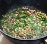 Грибы и зелень порежьте и обжарьте на сковороде на сливочном масле. Готовьте на среднем огне около 5 минут. Можно в середине готовки добавить немного белого сухого вина, чтобы вкус блюда получился лучше (готовьте на слабом огне, пока вино не испарится).