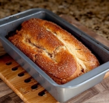 Ставим противень в предварительно разогретую до 175 градусов духовку на 15 минут, затем уменьшаем температуру до 150 и еще выпекаем 45 мнут.
Достаем рулет из духовки, остужаем, достаем из формы, нарезаем и подаем.