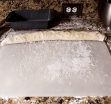 Скручиваем пласт в рулет.