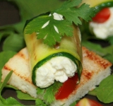 Выкладываем рулетики на хлеб и подаем на стол.