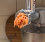 Рыбное филе пропустите через мясорубку или разомните вилкой до состояния фарша.	