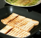 Хлеб для сендвичей нарезаем на небольшие квадратики и обжариваем с двух сторон на той же сковороде.