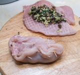 Советую заколоть его по бокам зубочистками, чтобы при жарке начинка не выпала случайно.