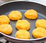 Обжарьте котлетки на сковороде на смеси сливочного и растительного масла на умеренно среднем огне в течении 3-4 минут.	