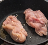 Разогрейте сковороду со сливочным и растительным маслом (примерно 50 на 50), положите грудки, обжарьте на слабом огне около 7 минут.