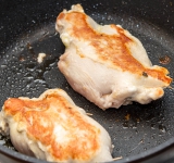 Затем переверните и готовьте еще примерно 8 минут до готовности курицы.
Не забудьте перед подачей убрать зубочистки. Приятного вам аппетита!