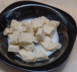 У булки отрежьте корку, а мякоть залейте небольшим количеством молока, оставьте на 2-3 минуты, затем отожмите от лишней жидкости.	