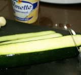 Берем маленький цукини, толщиной около 4 см, моем и нарезаем на очень тонкие полоски (удобнее овощерезкой).