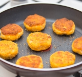 Затем переверните на другую сторону и готовьте еще около 3 минут.  
Котлетки готовы. Приятного аппетита!	