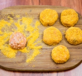 Сформируйте из фарша котлетки и обваляйте их в панировочных сухарях.	